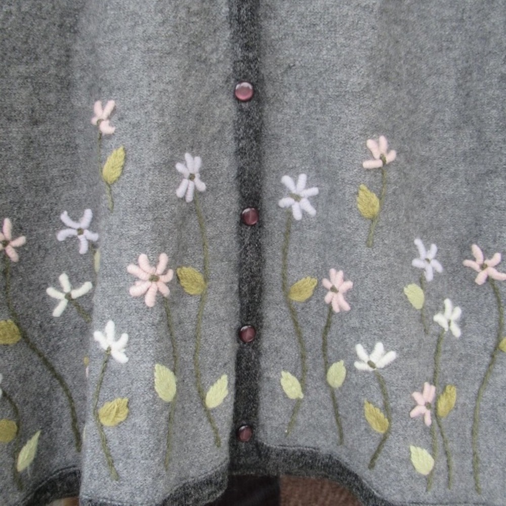 VINTAGE 90s pastel floral detail 92% wool gray button down sweater - Picture 4 of 12